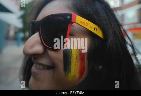 Londres, Royaume-Uni. 1er juillet 2014. Fans belges au Royaume-Uni s'habillent pour le match contre USA © Gail Orenstein/ZUMAPRESS.com/Alamy Live News Banque D'Images