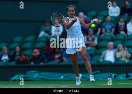 Londres, Royaume-Uni. 1er juillet 2014. Jour 8 championnats de Wimbledon Barbora Zahlavova Strycova célèbre Tchèque de gagner un point contre Petra Kvitova de République tchèque République pendant huit jours en simple féminin - quart de finale match au tennis de Wimbledon à l'All England Lawn Tennis Club à Londres, Royaume-Uni. Credit : Action Plus Sport/Alamy Live News Banque D'Images