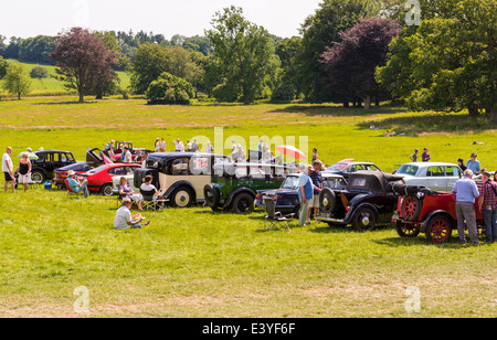 L'est du Devon, Angleterre. Une sélection de voitures anciennes lors d'une fete et garden party au cours de l'été avec les visiteurs de consulter. Banque D'Images