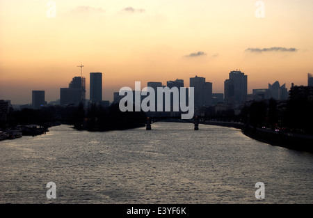 AJAXNETPHOTO - DÉCEMBRE 2008. PARIS, FRANCE - TOURS DE LA DÉFENSE DANS LE QUARTIER DES AFFAIRES AU COUCHER DU SOLEIL. PHOTO : JONATHAN EASTLAND/AJAX REF : D1X82712 1887 Banque D'Images