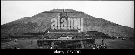 1 juillet, 2014 - Mexico, Mex - une vue panoramique de Teotihuacan le 19 juin 2014, écrit aussi TeotihuacÃ¡n'était une ville de l'Amérique centrale précolombienne situé dans la vallée de Mexico, à 30 miles (48 km) au nord-est de la ville de Mexico, qui est aujourd'hui connu comme le site de plusieurs des plus architecturale de Mesoamerican pyramides construites dans l'Amérique pré-colombienne. Sauf les pyramides, Teotihuacan est également importante pour son complexe sur le plan anthropologique, composés d'immeubles, l'Avenue des Morts, et la petite partie de ses peintures murales qui ont été exceptionnellement bien-p Banque D'Images