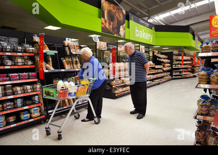 Retraités shopping à la boulangerie dans le supermarché Asda Banque D'Images