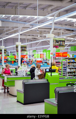 Les femmes at supermarket check-out Banque D'Images