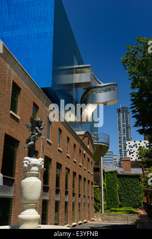 Chérubin fontaine à l'aile Sud de l'Ontario Art Gallery, surplombant l'historique Grange manor Toronto Banque D'Images