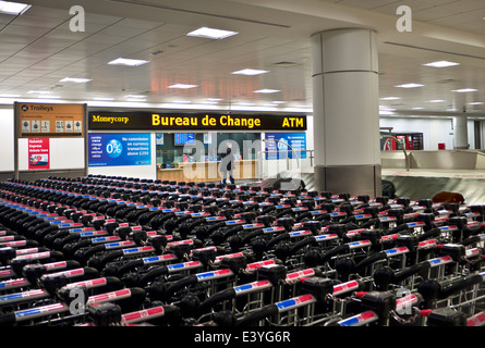 AÉROPORT calme terminal des arrivées déserté à l'aéroport de Gatwick avec des lignes Des chariots à bagages inutilisés et du Bureau de change London UK Banque D'Images