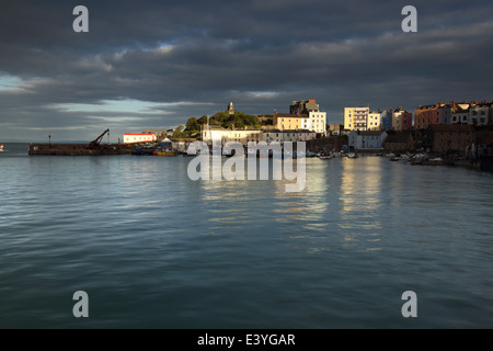 Au coucher du soleil le port de Tenby, Pembrokeshire, Pays de Galles de l'Ouest, Royaume-Uni. Banque D'Images