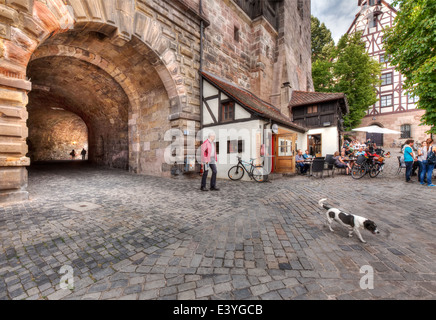 Le Pilatuhaus et le Zoo Tiergärtnertor (Gate) sur les murs de la ville qui s'ouvrent au Tiergärtnertorplatz à Nuremberg. Banque D'Images