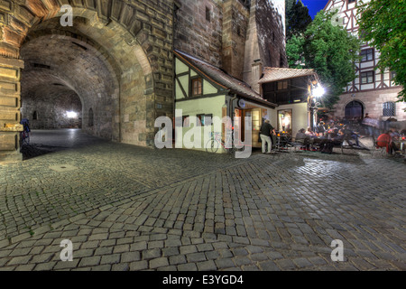 Le Pilatuhaus et le Zoo Tiergärtnertor (Gate) sur les murs de la ville qui s'ouvrent au Tiergärtnertorplatz à Nuremberg. Banque D'Images