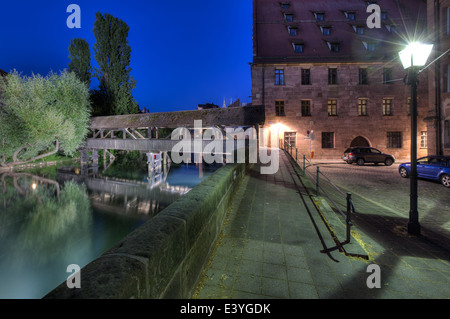 Le Henkersteg (Hangman's Bridge) sur la rivière Pegnitz à Nuremberg. Banque D'Images