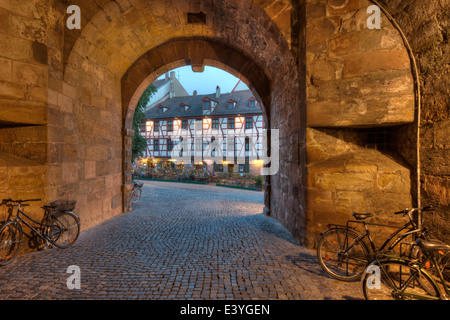 Le Pilatuhaus et le Zoo Tiergärtnertor (Gate) sur les murs de la ville qui s'ouvrent au Tiergärtnertorplatz à Nuremberg. Banque D'Images