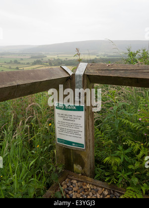 Un lieu pour la mémoire des messages sur banque en argile, au nord de la North Yorkshire Moors National Park Banque D'Images