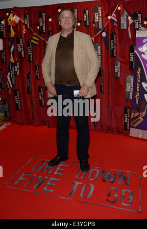 Londres, Royaume-Uni. 1er juillet 2014. Stephen Fry assiste à l'ouverture de nuit 'Monty Python Live (surtout)' à 02 Arena le 1 juillet 2014 à Londres, en Angleterre. Credit : Voir Li/Alamy Live News Banque D'Images