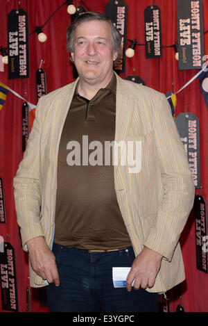 Londres, Royaume-Uni. 1er juillet 2014. Stephen Fry assiste à l'ouverture de nuit 'Monty Python Live (surtout)' à 02 Arena le 1 juillet 2014 à Londres, en Angleterre. Credit : Voir Li/Alamy Live News Banque D'Images