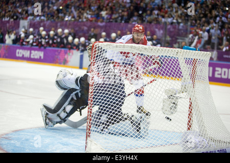 Ilya Kovalchuk (RUS) tire sur le gardien Jonathan Quick USA pendant la partie de hockey aux Jeux Olympiques d'hiver de Sotchi en 2014, Banque D'Images