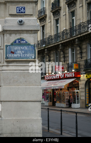 Cadeaux en franchise de magasin de souvenirs sur l'Avenue des Champs Elysees Paris Banque D'Images