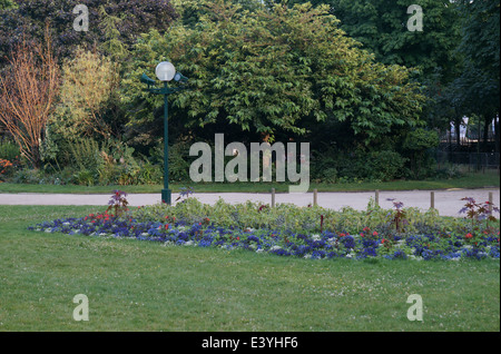 En été Paris jardins des Champs-Elysées avec lobélies bleu, blanc allyssum et un érable japonais Banque D'Images