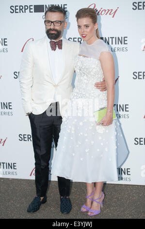 Londres, Royaume-Uni. 1er juillet 2014. La princesse Beatrice (R) et l'invité (L) arriver à la Serpentine Gallery Summer Party qui a eu lieu dans les jardins de Kensington, le mardi, 01 juillet 2014. Credit : Heloise/Alamy Live News Banque D'Images