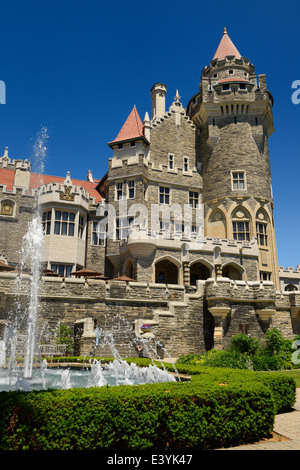 Fontaine jardin néo-gothique et tours de château de Casa Loma à Toronto en été Banque D'Images