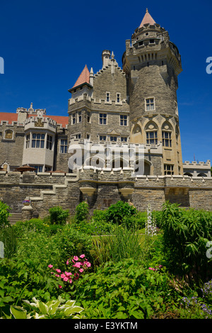 Des fleurs dans le jardin de style néogothique musée du château de Casa Loma à Toronto lankmark Banque D'Images