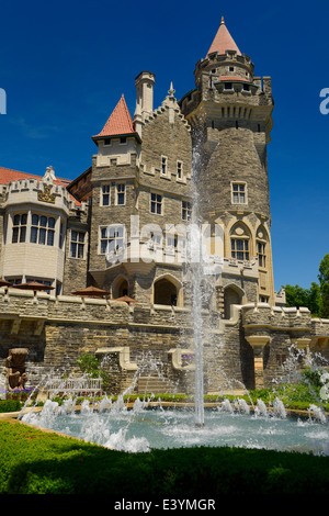 De l'architecture néo-gothique de la tour du château de Casa Loma à Toronto avec fontaine de jardin Banque D'Images