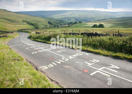 Le Yorkshire, UK. 1er juillet 2014. Graffiti route apparaît pendant la nuit sur la côte de Cray ou Kidstones Pass, un chat (4) Monter 4 jours avant la première étape du Tour de France dans le Yorkshire, UK, qui débute le samedi 4 juillet 2014 à Leeds. Le slogan barbouillé dans les premières heures du mardi 1er juillet 2014 se lit "c'est mieux d'avoir monté et perdu dans le Yorkshire que de ne jamais étaient montés dans le Yorkshire à tous" Sagar-Musgrave Crédit : Rupert/Alamy Live News Banque D'Images