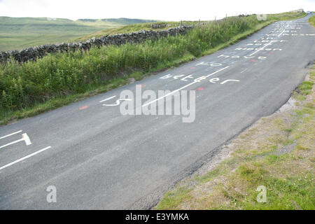 Le Yorkshire, UK. 1er juillet 2014. Graffiti route apparaît pendant la nuit sur la côte de Cray ou Kidstones Pass, un chat (4) Monter 4 jours avant la première étape du Tour de France dans le Yorkshire, UK, qui débute le samedi 4 juillet 2014 à Leeds. Le slogan barbouillé dans les premières heures du mardi 1er juillet 2014 se lit "c'est mieux d'avoir monté et perdu dans le Yorkshire que de ne jamais étaient montés dans le Yorkshire à tous" Sagar-Musgrave Crédit : Rupert/Alamy Live News Banque D'Images