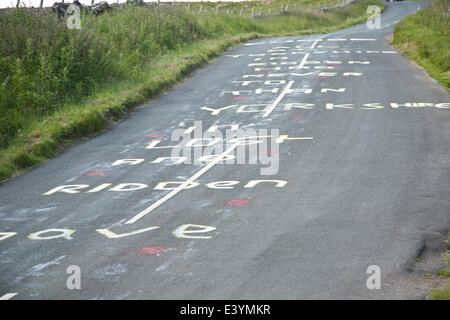 Le Yorkshire, UK. 1er juillet 2014. Graffiti route apparaît pendant la nuit sur la côte de Cray ou Kidstones Pass, un chat (4) Monter 4 jours avant la première étape du Tour de France dans le Yorkshire, UK, qui débute le samedi 4 juillet 2014 à Leeds. Le slogan barbouillé dans les premières heures du mardi 1er juillet 2014 se lit "c'est mieux d'avoir monté et perdu dans le Yorkshire que de ne jamais étaient montés dans le Yorkshire à tous" Sagar-Musgrave Crédit : Rupert/Alamy Live News Banque D'Images