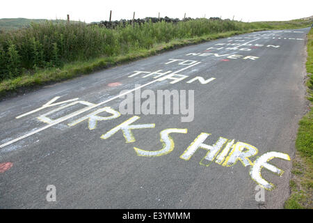 Le Yorkshire, UK. 1er juillet 2014. Graffiti route apparaît pendant la nuit sur la côte de Cray ou Kidstones Pass, un chat (4) Monter 4 jours avant la première étape du Tour de France dans le Yorkshire, UK, qui débute le samedi 4 juillet 2014 à Leeds. Le slogan barbouillé dans les premières heures du mardi 1er juillet 2014 se lit "c'est mieux d'avoir monté et perdu dans le Yorkshire que de ne jamais étaient montés dans le Yorkshire à tous" Sagar-Musgrave Crédit : Rupert/Alamy Live News Banque D'Images