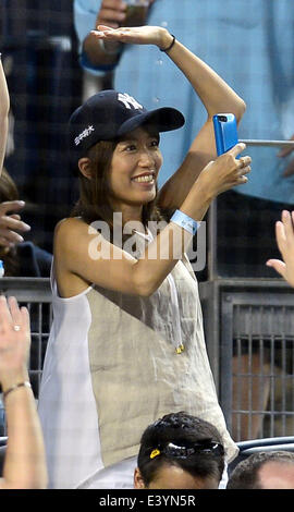 Bronx, New York, USA. 28 Juin, 2014. MLB : Mai Mai Tanaka Tanaka, épouse de Masahiro Tanaka des New York Yankees, prend une photo lors de la Major League Baseball match contre les Red Sox de Boston au Yankee Stadium dans le Bronx, New York, United States . © AFLO/Alamy Live News Banque D'Images