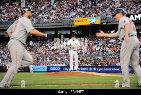 Masahiro Tanaka (Yankee), 28 juin 2014 - MLB : Masahiro Tanaka des New York Yankees réagit après après avoir abandonné un home run à Boston rouge Sox' David Ross dans la 3ème manche de la Ligue majeure de baseball pendant les match contre les Red Sox de Boston au Yankee Stadium dans le Bronx, NY, USA. (Photo de bla) Banque D'Images