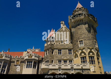 Détail de la tour de style néogothique musée du château de Casa Loma à Toronto lankmark avec ciel bleu Banque D'Images