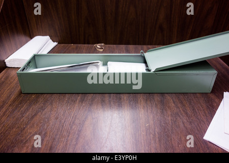 Ouvrir un coffre-fort dans une chambre forte, USA. Banque D'Images