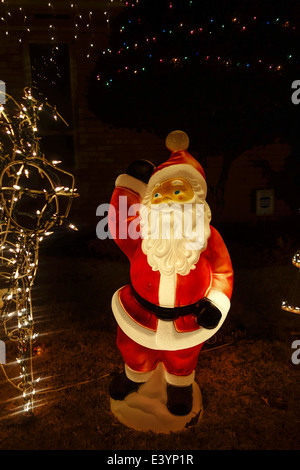 Décorations de Noël, un Père Noël, dans la cour d'une maison à Oklahoma City, Oklahoma, USA. Banque D'Images