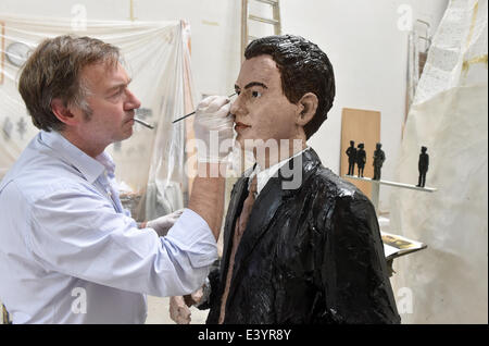 Karlsruhe, Allemagne. 27 Juin, 2014. Artiste Stephan Balkenhol travaille sur une partie du monument de combattant de la résistance française Jean Moulin dans son studio à Karlsruhe, Allemagne, 27 juin 2014. Le monument sera dévoilé à la gare de Metz, France le 10 juillet. Moulin a joué un rôle clé dans la résistance française pendant la DEUXIÈME GUERRE MONDIALE. Photo : ULI DECK/dpa/Alamy Live News Banque D'Images