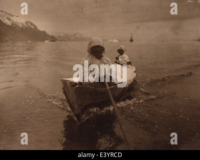 Les chasseurs de phoques dans la région de canoe à Glacier Bay, vers 1899 Banque D'Images