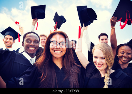 Groupe d'étudiants internationaux divers célébrer l'obtention du diplôme Banque D'Images