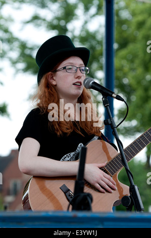 Un chanteur au Festival de la paix de Leamington, Warwickshire, UK Banque D'Images