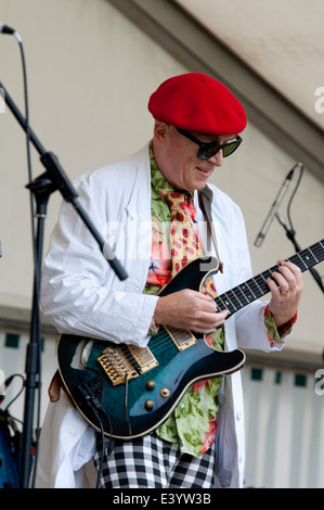 Homme jouant une guitare électrique à Leamington Festival de la paix, UK Banque D'Images