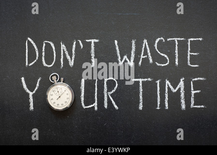 Ne gaspillez pas votre temps de phrase à la main sur tableau vintage chronomètre précis utilisé au lieu d'O Banque D'Images