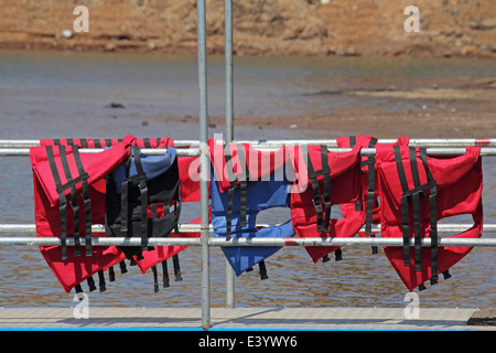 Vestes de flottaison sur un rail Banque D'Images