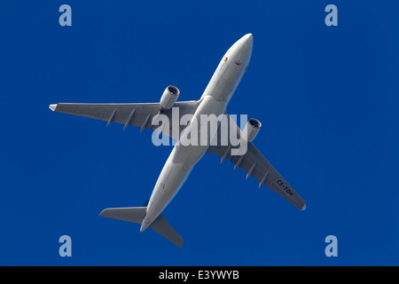 Tap Air Portugal Airbus A330-223 volant au-dessus. Banque D'Images