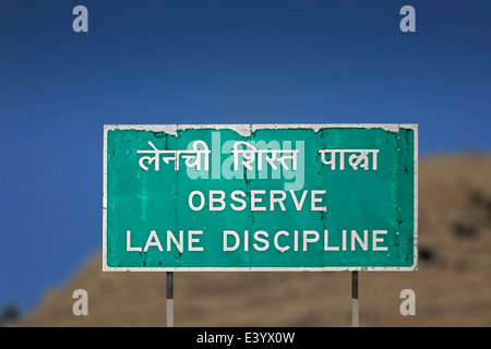 Observer la discipline lane road signs Banque D'Images