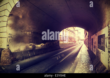 Vintage photo de l'ancien tunnel et la rue européenne à Prague. Banque D'Images