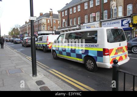 Vues de Finchley, au nord de Londres montrant la prolifération de Polonais et d'Europe de boutiques d'avance prévu important afflux de migrants roumains et bulgares dans la nouvelle année. Comprend : Contrôle de l'Immigration où Finchley Central : London, United Banque D'Images