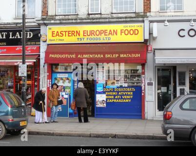 Vues de Finchley, au nord de Londres montrant la prolifération de Polonais et d'Europe de boutiques d'avance prévu important afflux de migrants roumains et bulgares dans la nouvelle année. En vedette : East European shop Finchley Central Où : London, United K Banque D'Images