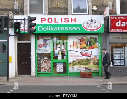 Vues de Finchley, au nord de Londres montrant la prolifération de Polonais et d'Europe de boutiques d'avance prévu important afflux de migrants roumains et bulgares dans la nouvelle année. En vedette : East European shop Finchley Central Où : London, United K Banque D'Images