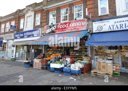 Vues de Finchley, au nord de Londres montrant la prolifération de Polonais et d'Europe de boutiques d'avance prévu important afflux de migrants roumains et bulgares dans la nouvelle année. En vedette : East European shop North Finchley Où : London, United Kin Banque D'Images