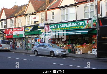 Vues de Finchley, au nord de Londres montrant la prolifération de Polonais et d'Europe de boutiques d'avance prévu important afflux de migrants roumains et bulgares dans la nouvelle année. En vedette : East European shop North Finchley Où : London, United Kin Banque D'Images