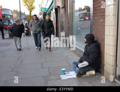 Vues de Finchley, au nord de Londres montrant la prolifération de Polonais et d'Europe de boutiques d'avance prévu important afflux de migrants roumains et bulgares dans la nouvelle année. En vedette : East European mendiant Golders Green Où : London, United Ki Banque D'Images