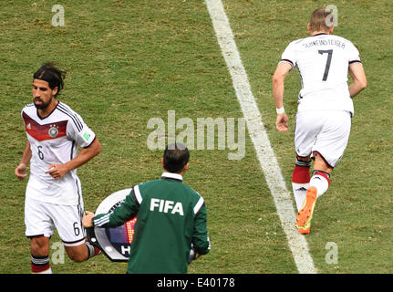 Sami Khedira de l'Allemagne (L) est remplacé par son coéquipier Bastian Schweinsteiger (R) lors de la Coupe du Monde 2014 Groupe G avant-match entre l'Allemagne et le Ghana à l'Estadio Stade Castelao à Fortaleza, Brésil, 21 juin 2014. Photo : Marcus Brandt/dpa (certaines restrictions s'appliquent : Editorial uniquement. Non utilisé en association avec toute entité commerciale - Images ne doit pas être utilisé dans n'importe quelle forme de service d'alerte ou push service d'aucune sorte, y compris via les services d'alerte, les téléchargements pour les appareils mobiles ou les MMS - Les images doivent s'afficher que des images fixes et ne pas imiter l'action match video foo Banque D'Images